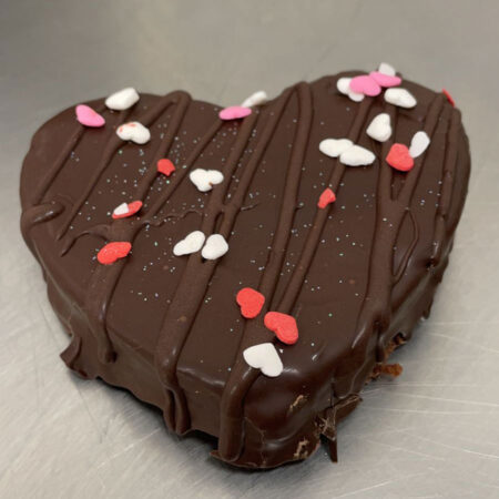 BROWNIE-DECORADO-EN-FORMA-DE-CORAZON—AMOR-Y-AMISTAD