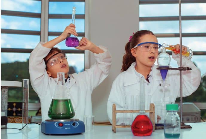 Estudiantes en Laboratorio Colegio Rochester