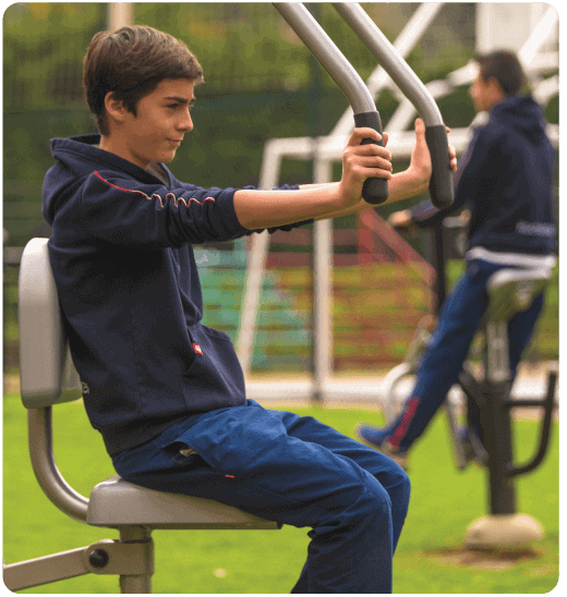 Ambiente Saludable y Sostenible Alumnos en gimnasio biosaludable